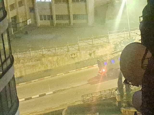 تعطل آلية عسكرية لقوات الاحتلال خلال انسحابها من مدينة نابلس